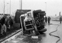 127297 Afbeelding van een gekantelde vrachtauto met 21 ton lijm en afbijtmiddel op de Kardinaal de Jongweg te Utrecht.